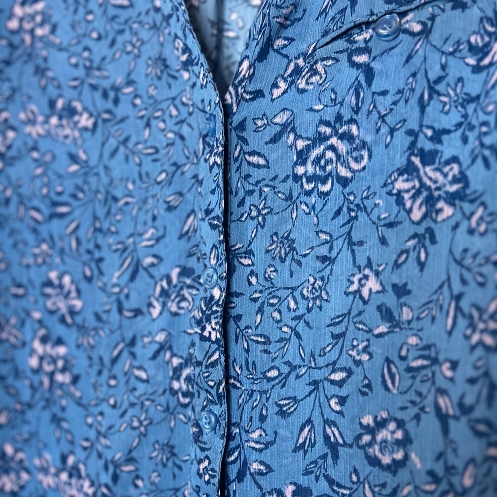 KUT from the Kloth Jasmine Top Blue Sheer Roll Tab
Long Sleeve Button Up Size XS - Picture 7 of 8